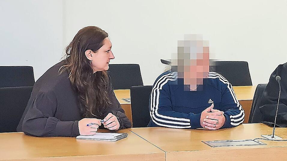 Die 53-jährige Ukrainerin (M.) soll im Januar vergangenen Jahres ihren Lebensgefährten vergiftet haben. Am Donnerstag fand sie sich erneut neben Verteidiger Stefan Rothneichner und einer Dolmetscherin auf der Anklagebank des Landgerichts Deggendorf ein. Die 53-jährige Ukrainerin (M.) soll im Januar vergangenen Jahres ihren Lebensgefährten vergiftet haben. Am Donnerstag fand sie sich erneut neben Verteidiger Stefan Rothneichner und einer Dolmetscherin auf der Anklagebank des Landgerichts Deggendorf ein.