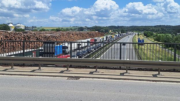 Auf der A3 bei Hengersberg staute es sich weit – aber die Wartezeiten hielten sich in Grenzen. Auf der A3 bei Hengersberg staute es sich weit – aber die Wartezeiten hielten sich in Grenzen.