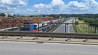 Auf der A3 bei Hengersberg staute es sich weit – aber die Wartezeiten hielten sich in Grenzen. Auf der A3 bei Hengersberg staute es sich weit – aber die Wartezeiten hielten sich in Grenzen.