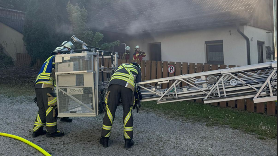 In einem Einfamilienhaus in Bayerbach war Feuer ausgebrochen. 