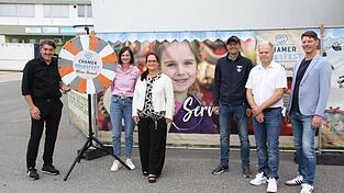 Das Glücksrad ist schon da: Christian Plötz, Sandra Ofenbeck, Dagmar Peinelt, Markus Weichselmann, Yilmaz Demir und Andreas Domani (von links) stellen den Tag der Kinder, des Sports und der Familien vor. Das Glücksrad ist schon da: Christian Plötz, Sandra Ofenbeck, Dagmar Peinelt, Markus Weichselmann, Yilmaz Demir und Andreas Domani (von links) stellen den Tag der Kinder, des Sports und der Familien vor.