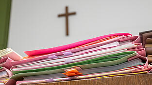 Am Dienstag vor Gericht einigten sich die Verfahrensbeteiligten darauf, eine Anklage gegen die Beiden bezüglich eines Überfalls auf ein Wettbüro im März mit der Erdinger Anklage zu verbinden. (Symbolbild) Am Dienstag vor Gericht einigten sich die Verfahrensbeteiligten darauf, eine Anklage gegen die Beiden bezüglich eines Überfalls auf ein Wettbüro im März mit der Erdinger Anklage zu verbinden. (Symbolbild)