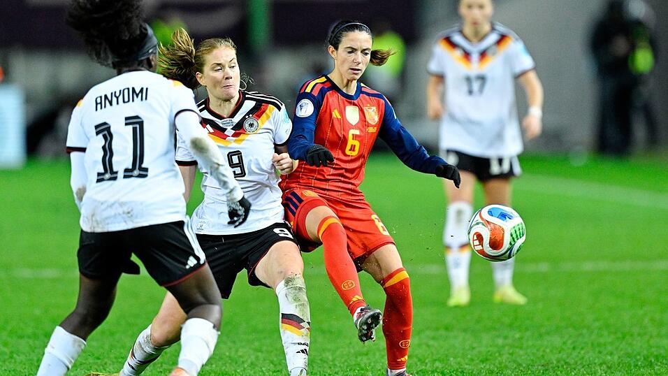 Spaniens Weltfußballerin Aitana Bonmatí (r) fällt für das Rückspiel in Madrid aus.