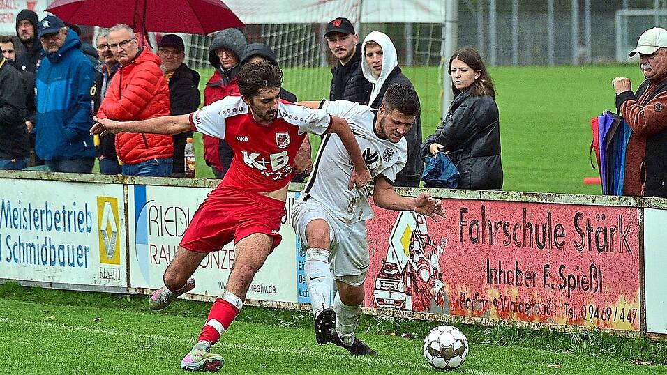 Roding mit Niklas Wolfram (in Rot) ist dabei, eine neue Landesliga-Mannschaft zu formen. Doch die Zeit dr&auml;ngt. Der Abstieg droht. Immerhin ist ein Relegationsplatz nur einen Z&auml;hler entfernt.