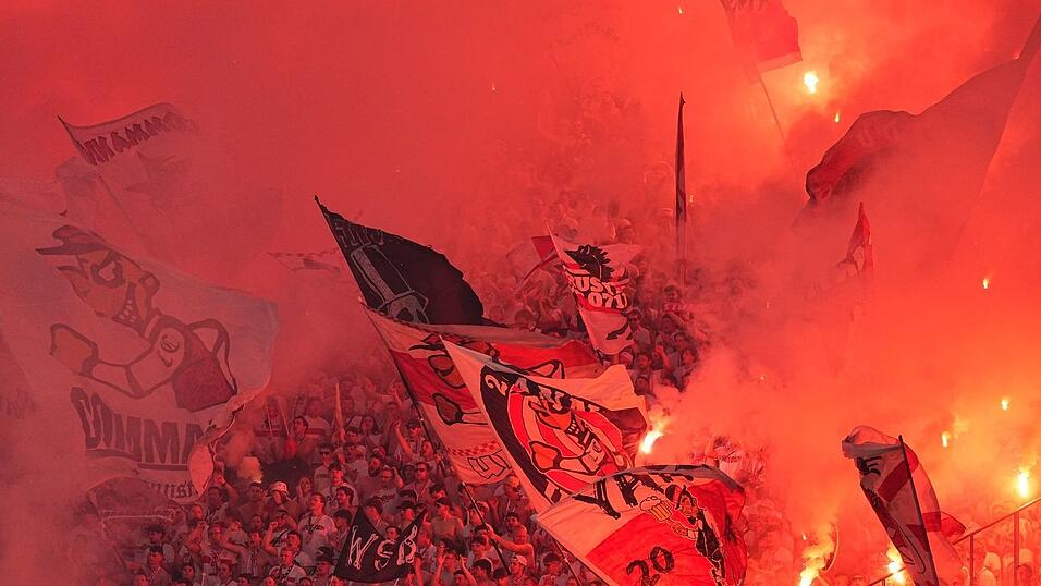 Fans zünden beim Pokalfinale Pyrotechnik. Fans zünden beim Pokalfinale Pyrotechnik.