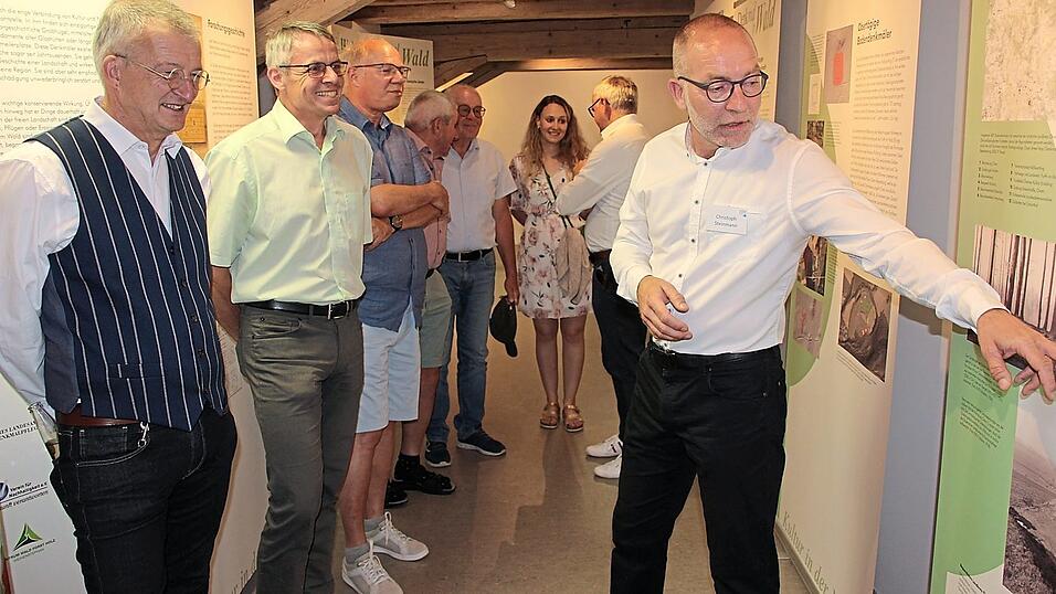 Sehr interessant gestaltet Dr. Christoph Steinmann die Führung durch die Ausstellung. Sehr interessant gestaltet Dr. Christoph Steinmann die Führung durch die Ausstellung.