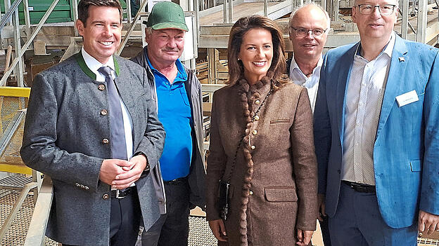 Bei der Werksführung verfolgte Landwirtschaftsministerin Michaela Kaniber auch die Anlieferung von Stärkekartoffeln. Bei der Werksführung verfolgte Landwirtschaftsministerin Michaela Kaniber auch die Anlieferung von Stärkekartoffeln.