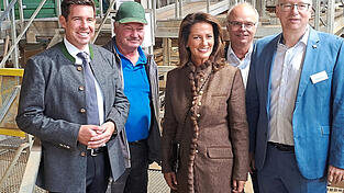 Bei der Werksführung verfolgte Landwirtschaftsministerin Michaela Kaniber auch die Anlieferung von Stärkekartoffeln.