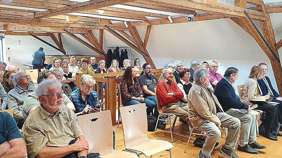 Interessiert verfolgten die Zuh&ouml;rer den Vortrag im B&uuml;rgersaal.