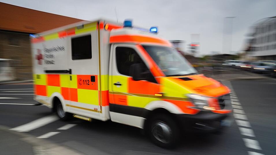 Ein Rettungswagen &uuml;berquerte mit Blaulicht und Martinshorn die Kreuzung, w&auml;hrend der Radlader gr&uuml;n hatte. (Symbolbild)