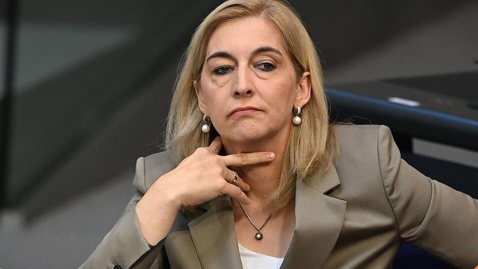 Ministerin Warken will die Pflegekassen in Milliardenh&ouml;he entlasten. (Archivbild)