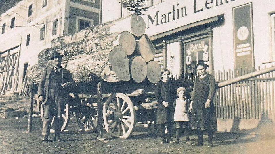 Baumtransport mit einen einfachen, 'holzgeachsten' Wagen.