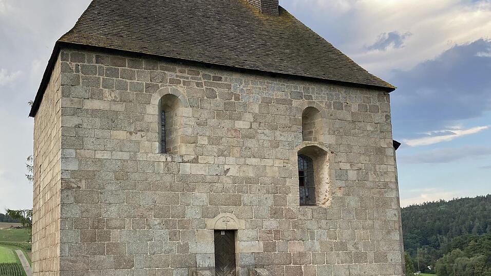 Trutzig steht das Burgkirchlein mitten in der freien Landschaft.