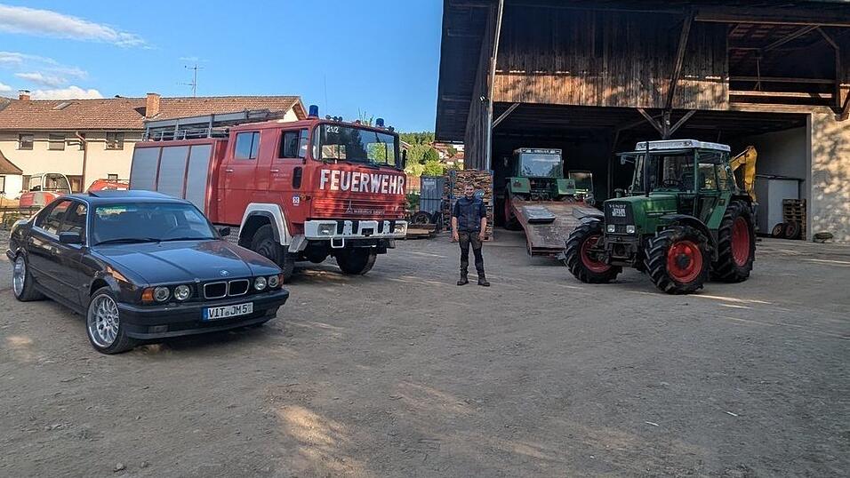 Auf dem gro&szlig;en Grundst&uuml;ck nahe des Prackenbacher Kirchengel&auml;ndes sind zahlreiche nostalgische Schmuckst&uuml;cke untergestellt.