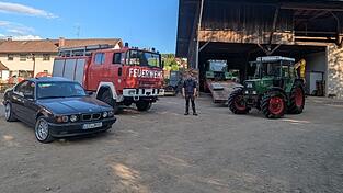 Auf dem gro&szlig;en Grundst&uuml;ck nahe des Prackenbacher Kirchengel&auml;ndes sind zahlreiche nostalgische Schmuckst&uuml;cke untergestellt.