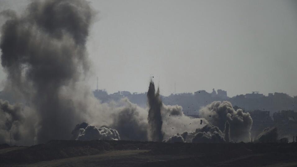 Nach einem israelischen Bombardement im n&ouml;rdlichen Gazastreifen steigt Rauch in den Himmel, gesehen vom S&uuml;den Israels aus. Im Gaza-Krieg war ein Dialog lange Zeit kaum m&ouml;glich.