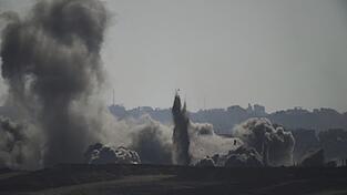 Nach einem israelischen Bombardement im n&ouml;rdlichen Gazastreifen steigt Rauch in den Himmel, gesehen vom S&uuml;den Israels aus. Im Gaza-Krieg war ein Dialog lange Zeit kaum m&ouml;glich.