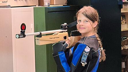 Katharina Heimerl beim Training in Rötz mit einem Laserlichtgewehr in Schießjacke und -hose. Diese helfen für einen sicheren Stand.