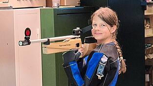 Katharina Heimerl beim Training in Rötz mit einem Laserlichtgewehr in Schießjacke und -hose. Diese helfen für einen sicheren Stand.