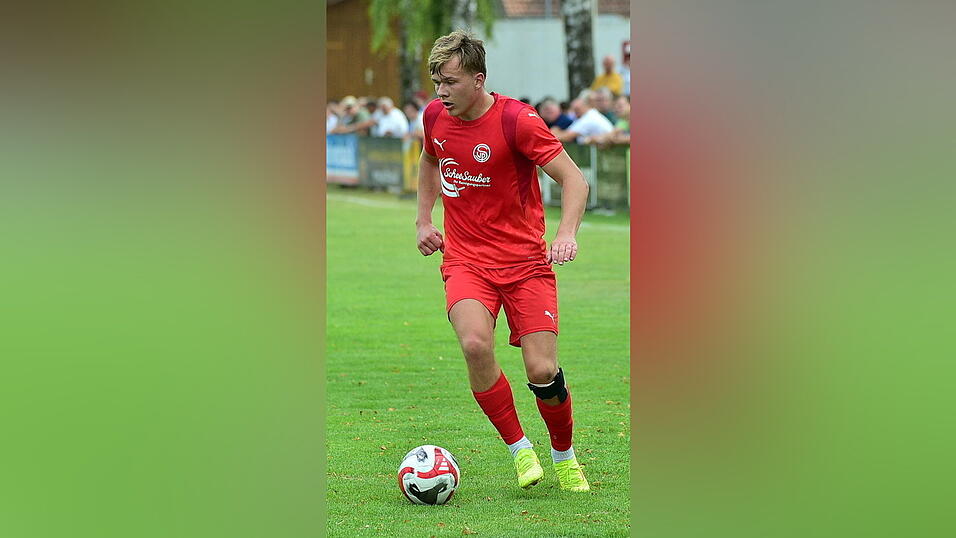 Sebastian Niedermayer stellte mit seinem 2:1-Siegtreffer den Klassenerhalt der SpVgg Plattling so gut wie sicher. Sebastian Niedermayer stellte mit seinem 2:1-Siegtreffer den Klassenerhalt der SpVgg Plattling so gut wie sicher.