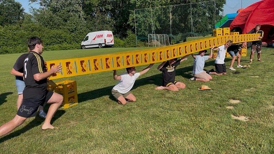 Lange Konstruktionen entstanden aus leeren Bierk&auml;sten.