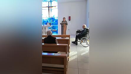 Die Dornenkrone als Zeichen für die Pandemie lag neben der Osterkerze. Pastoralreferentin Gabriele Weininger (rechts) feierte Gottesdienste in der Hauskapelle und auf der Station B des Hauses.
