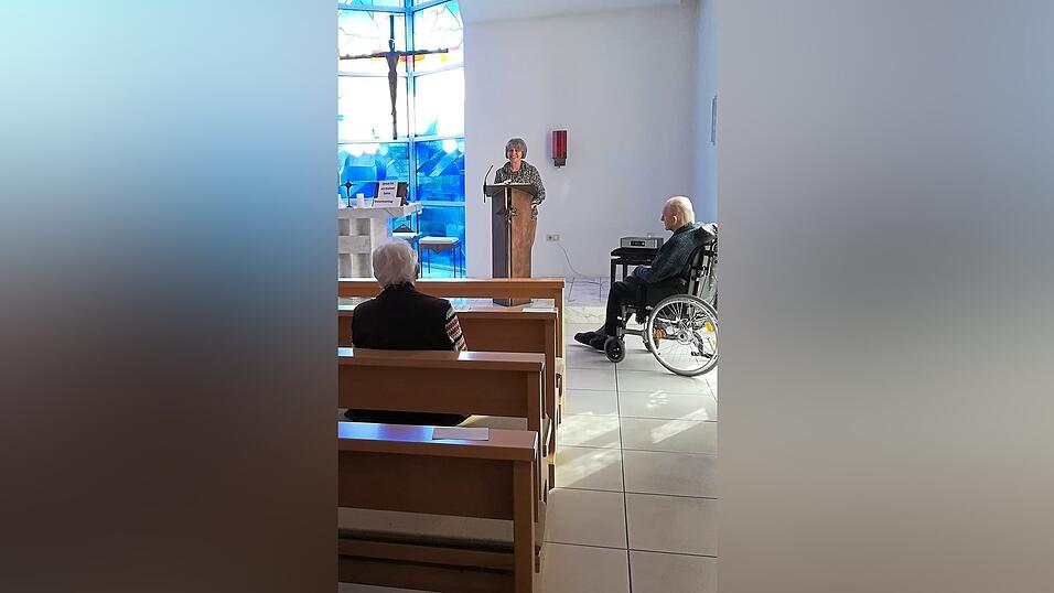 Die Dornenkrone als Zeichen für die Pandemie lag neben der Osterkerze. Pastoralreferentin Gabriele Weininger (rechts) feierte Gottesdienste in der Hauskapelle und auf der Station B des Hauses. Die Dornenkrone als Zeichen für die Pandemie lag neben der Osterkerze. Pastoralreferentin Gabriele Weininger (rechts) feierte Gottesdienste in der Hauskapelle und auf der Station B des Hauses.