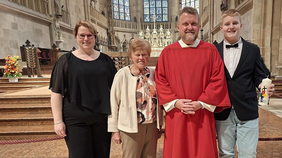 Der neugeweihte Diakon mit Ehefrau, Mutter und Sohn