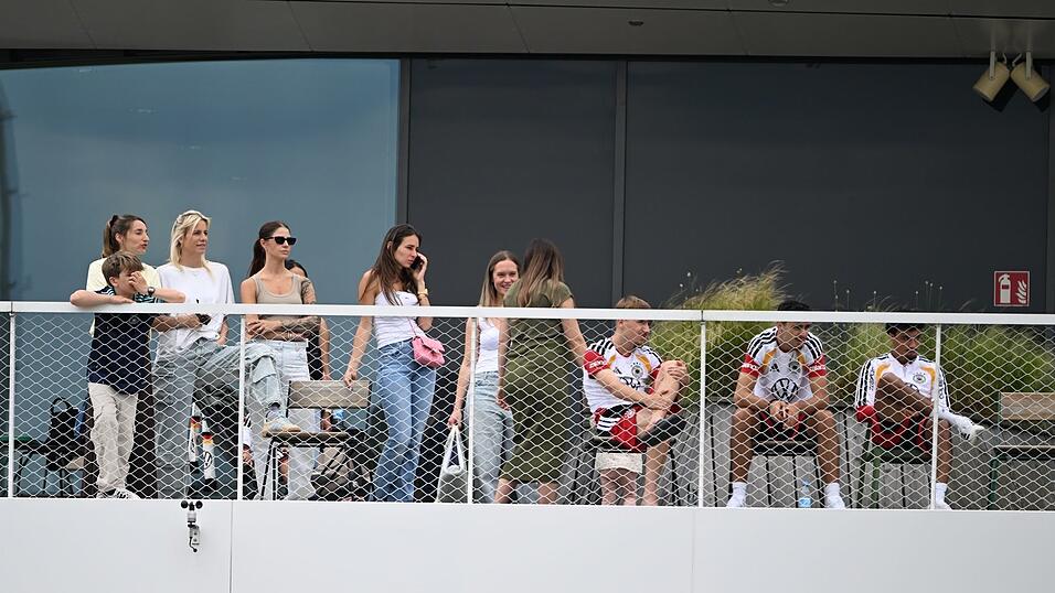 Einige Spielerfrauen und die Frau des Bundestrainers (l) beobachten von einem Balkon das Trainingsspiel der Reservisten auf dem DFB-Campus. Einige Spielerfrauen und die Frau des Bundestrainers (l) beobachten von einem Balkon das Trainingsspiel der Reservisten auf dem DFB-Campus.