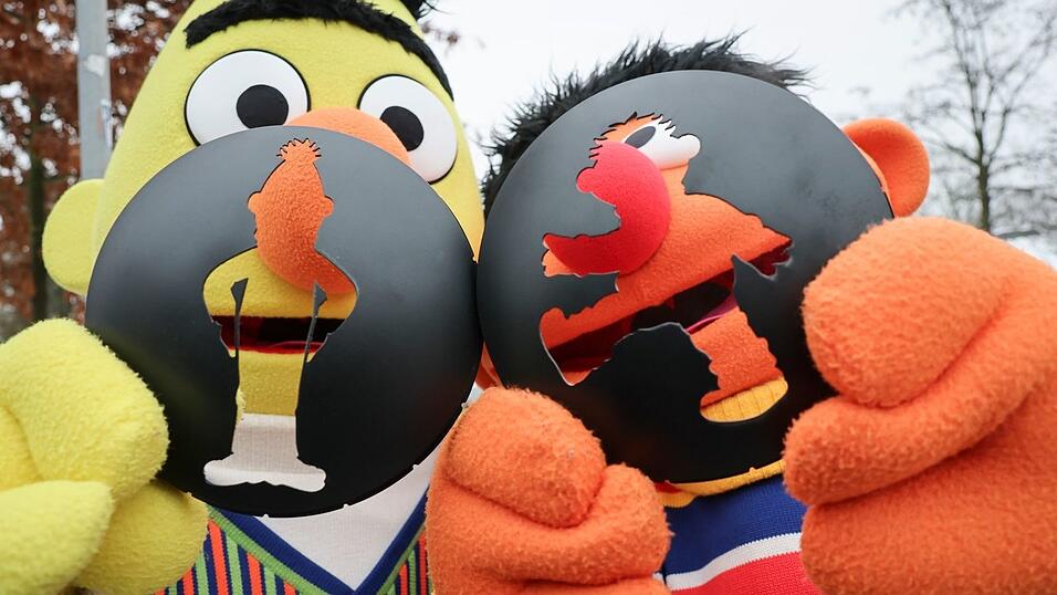 Ernie und Bert sind selbst gekommen, um in Hamburg ihre Ampel einzuweihen. (Archivbild) Ernie und Bert sind selbst gekommen, um in Hamburg ihre Ampel einzuweihen. (Archivbild)