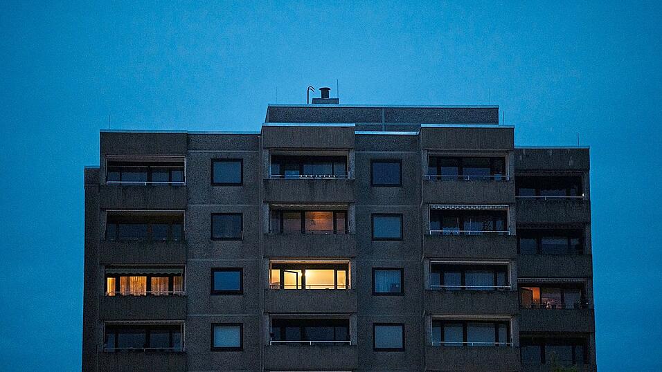 Licht aus, Strom ist teuer: Die teils massiv gestiegenen Preise f&uuml;r Energie bereiten vielen Menschen in Deutschland finanzielle Schwierigkeiten. N&auml;chstes Jahr werden die Preise wohl stark steigen.