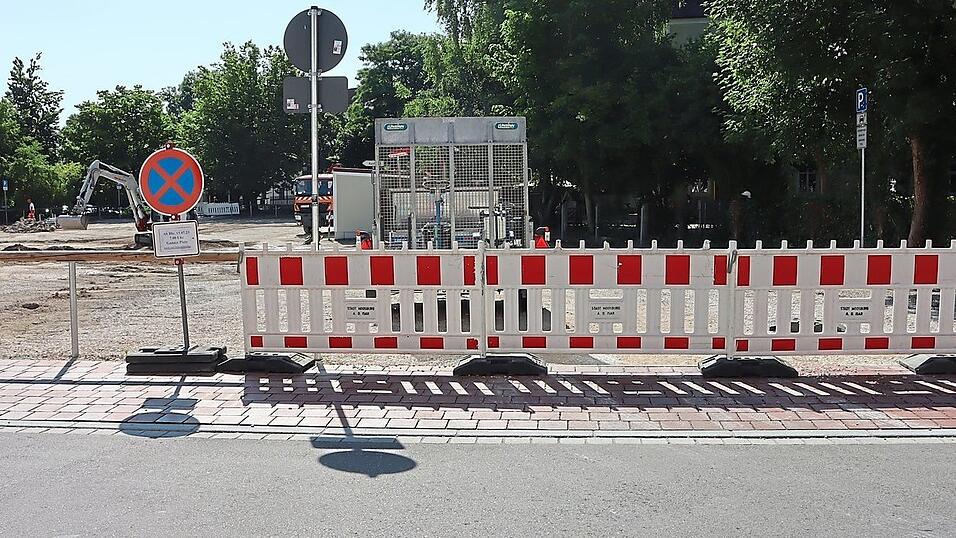 Seit Dienstagfrüh ist der Parkplatz an der „Alten Polizei“ vollgesperrt. Bis Anfang August wird ein neuer Belag aufgebracht.
