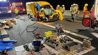 Zuerst waren die Feuerwehrler mit der Rettung des Verletzten gefordert. Zu dessen Befreiung musste der Rettungsspreizer eingesetzt werden. Es lagen einige Unfalltr&uuml;mmer herum.
