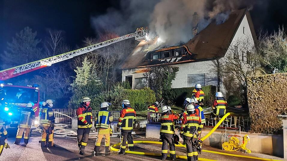 Feuerwehreinsatz in der Nacht von Donnerstag auf Freitag in Burglengenfeld. Dort stand der Dachstuhl eines Einfamilienhauses in Flammen.
