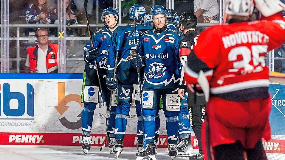 Ein bisschen Hoffnung keimt bei den Straubing Tigers im Spiel um Platz drei beim eigenen Gäuboden-Cup am Samstagabend gegen Hradec Kralove zwar nach dem 1:2 durch Josh Samanski (l.) im dritten Drittel auf. Der späte Anschlusstreffer kann das Spiel aber nicht mehr zugunsten der Gastgeber wenden, die das Turnier damit auf dem vierten und letzten Platz beenden. Ein bisschen Hoffnung keimt bei den Straubing Tigers im Spiel um Platz drei beim eigenen Gäuboden-Cup am Samstagabend gegen Hradec Kralove zwar nach dem 1:2 durch Josh Samanski (l.) im dritten Drittel auf. Der späte Anschlusstreffer kann das Spiel aber nicht mehr zugunsten der Gastgeber wenden, die das Turnier damit auf dem vierten und letzten Platz beenden.