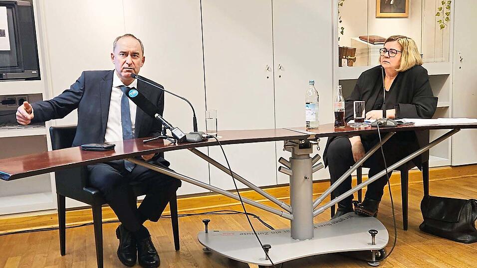 Im Gespräch mit Christine Schröpf gibt Aiwanger an, froh um jeden Investor zu sein, der sich in Bayern niederlassen will. Die künftige Regierung fordert er deshalb auf, sie nicht mit 'sinnlosen Gesetzen' zu vergraulen.