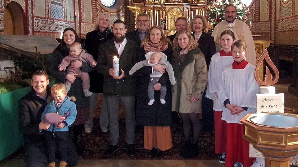 Ferdinand Pongratz, die Angeh&ouml;rigen, Pfarrer Josef Drexler und die Ministranten