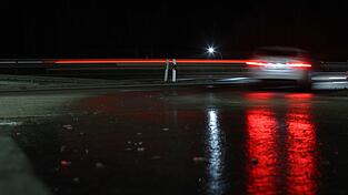 Wer in den kommenden Tagen auf Bayerns Straßen unterwegs ist, sollte sich vor Glätte in Acht nehmen. (Symbolbild) Wer in den kommenden Tagen auf Bayerns Straßen unterwegs ist, sollte sich vor Glätte in Acht nehmen. (Symbolbild)