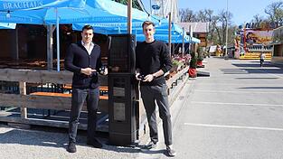 Waldemar Weber (links) und Nik Kaiser an einem ihrer &bdquo;Boosty&ldquo;-Automaten. Vier St&uuml;ck stehen auf dem Festgel&auml;nde der Fr&uuml;hjahrsdult.