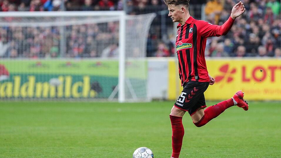 Robin Koch spielt derzeit für den SC Freiburg in der Bundesliga und kann bislang auf 75 Einsätze zurückblicken. Robin Koch spielt derzeit für den SC Freiburg in der Bundesliga und kann bislang auf 75 Einsätze zurückblicken.