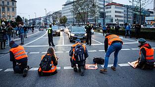 Aktivisten der Klimaschutz-Initiative 'Letzte Generation' kleben sich am Stachus mit ihren Händen auf die Straße. Am Montag kam es auch in Passau zu einer neuerlichen Aktion von Klimaaktivisten (Symbolbild).