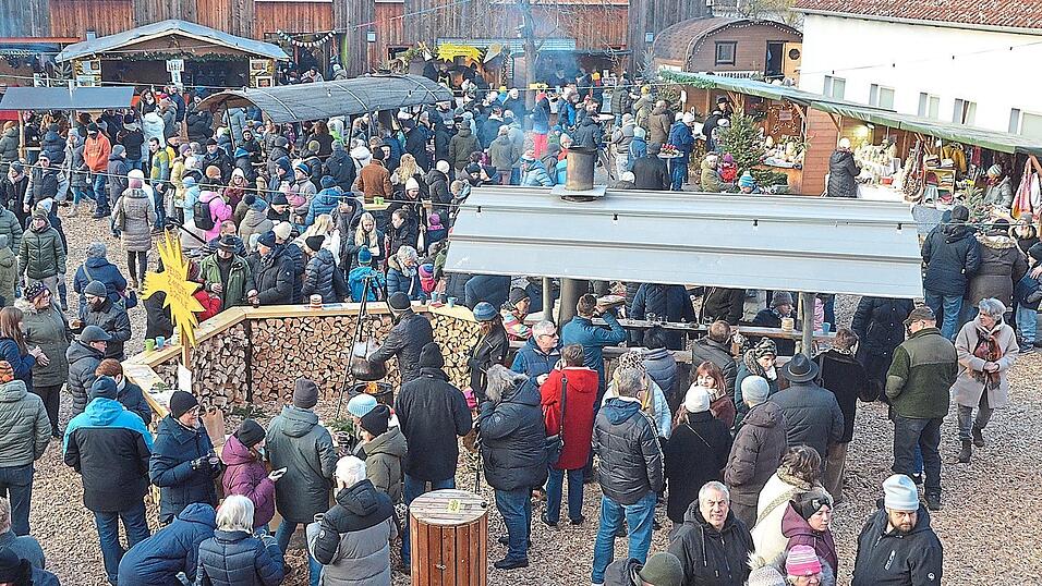 Hunderte Besucher kamen am Wochenende für den Weihnachtsmarkt des Montessori-Fördervereins nach Sünching.