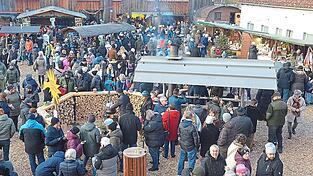 Hunderte Besucher kamen am Wochenende für den Weihnachtsmarkt des Montessori-Fördervereins nach Sünching.