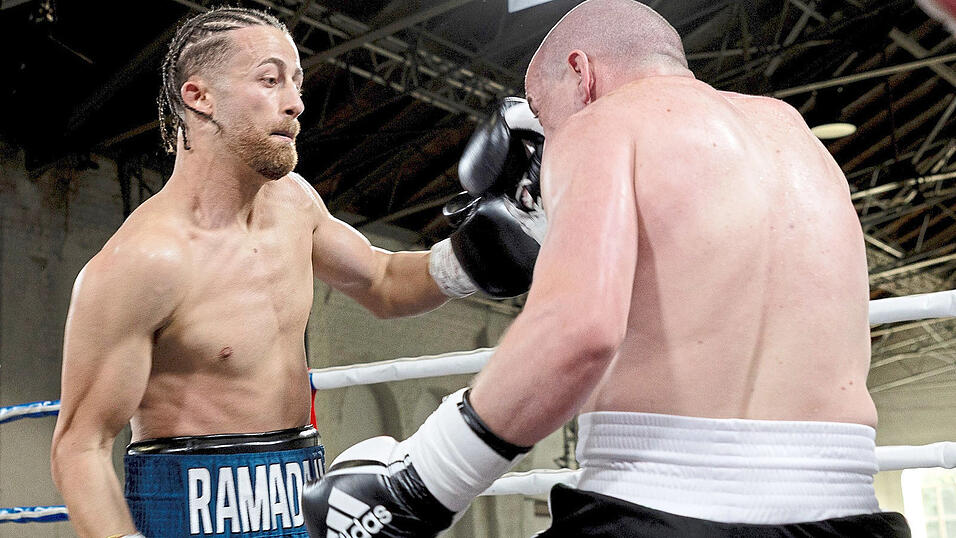 So soll&rsquo;s aussehen: Yunes Ramadan (links) strotzt vor Selbstbewusstsein. &bdquo;Ich bin sehr optimistisch, dass ich nicht nur mithalten, sondern den Kampf auch &uuml;berzeugend f&uuml;r mich entscheiden werde&ldquo;, sagt der 29-J&auml;hrige. Daf&uuml;r m&uuml;ssen - wie hier - einige Schl&auml;ge sitzen.