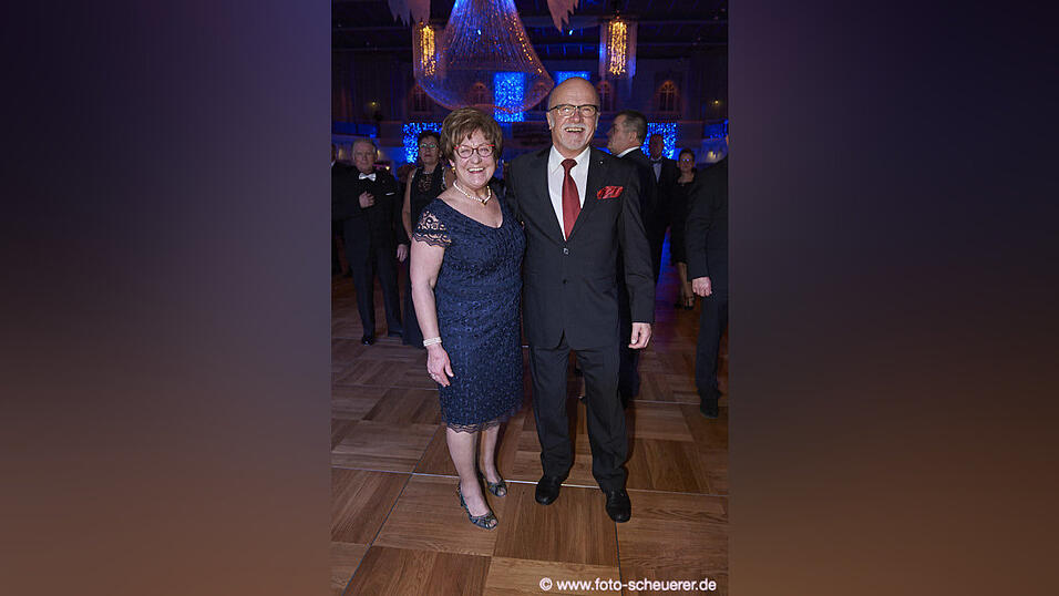 Die Metzgerzunft hat am Samstagabend in die Joseph-von-Fraunhofer-Halle eingeladen. Die Metzgerzunft hat am Samstagabend in die Joseph-von-Fraunhofer-Halle eingeladen.
