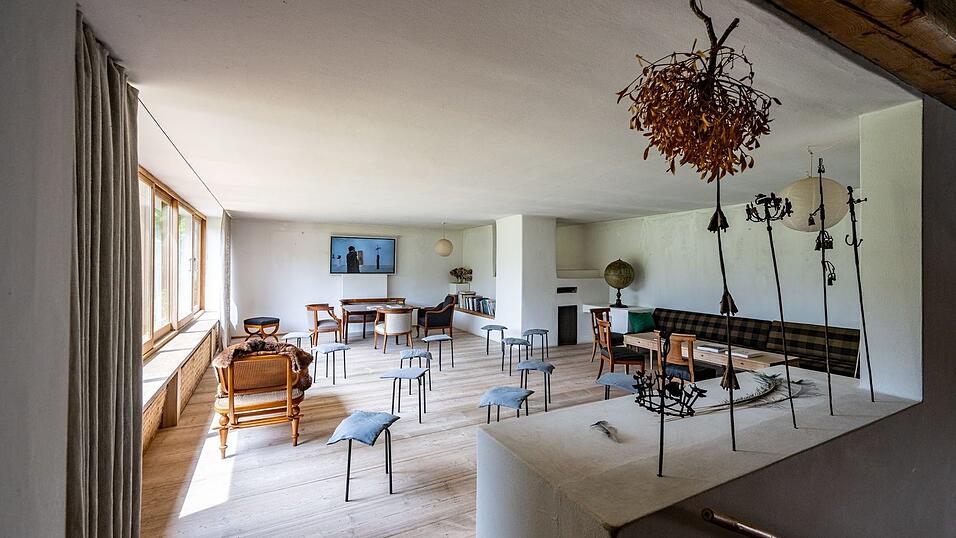 Das Wohnzimmer im ehemaligen Wohnhaus des Bildhauers Fritz Koenig.