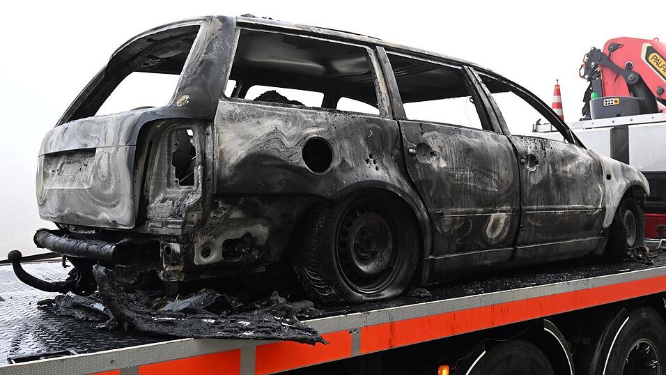 Nach der Explosion einer Gasflasche brannte das Auto aus.