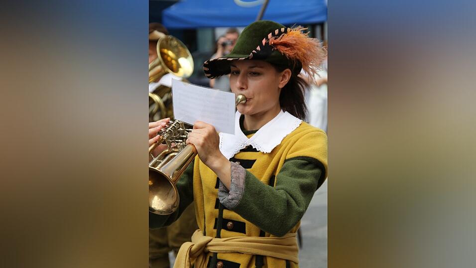Die schönsten Augenblicke des historischen Drachenstich-Festzuges 2016. Die schönsten Augenblicke des historischen Drachenstich-Festzuges 2016.
