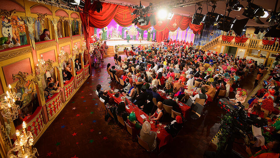 Faschingsfans verfolgen das Programm der K&uuml;nstler bei der Fernseh-Prunksitzung 'Fastnacht in Franken'.