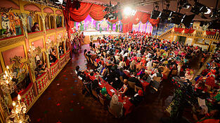 Faschingsfans verfolgen das Programm der Künstler bei der Fernseh-Prunksitzung 'Fastnacht in Franken'. Faschingsfans verfolgen das Programm der Künstler bei der Fernseh-Prunksitzung 'Fastnacht in Franken'.